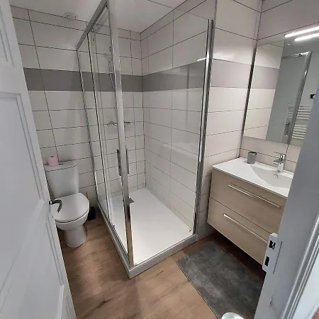 Superbe F2 Refait A Neuf Plein Centre *