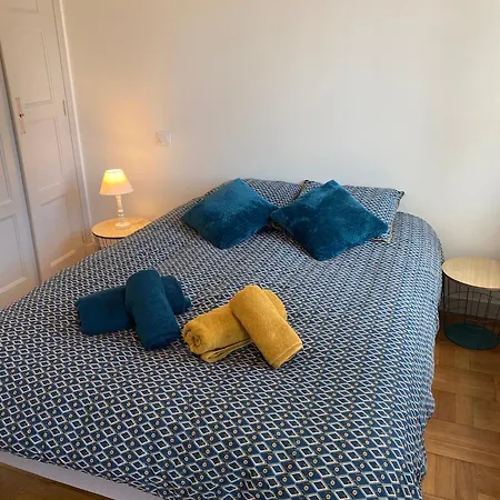 Superbe F2 Refait A Neuf Plein Centre *