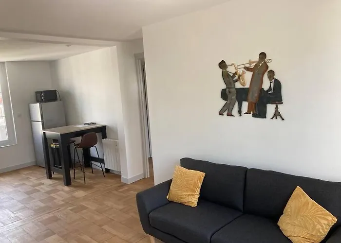 Superbe F2 Refait A Neuf Plein Centre Coutances