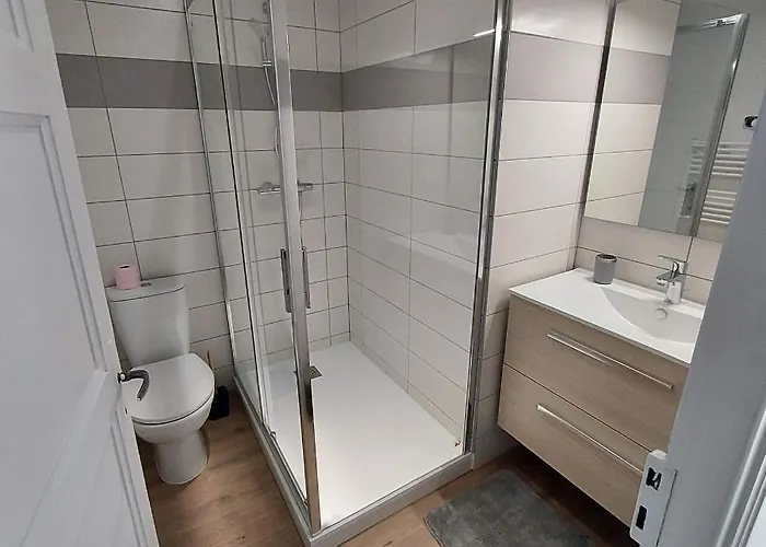 Superbe F2 Refait A Neuf Plein Centre *