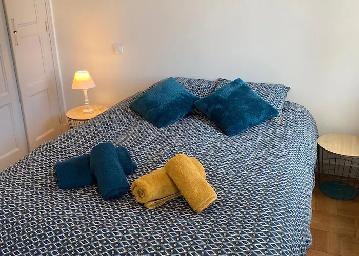 Superbe F2 Refait A Neuf Plein Centre *